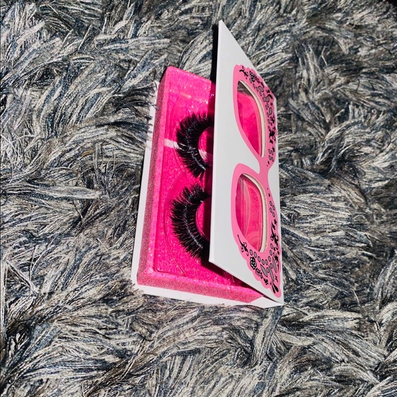 Eyelashes - Picture 3 of 4